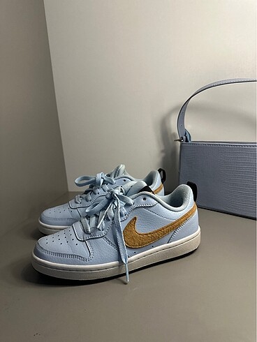 35,5 Beden Nike ayakkabı ve hediyesi çanta