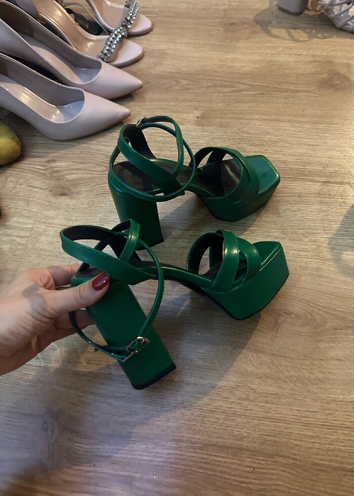 Yeşil topuklu - Görsel 2