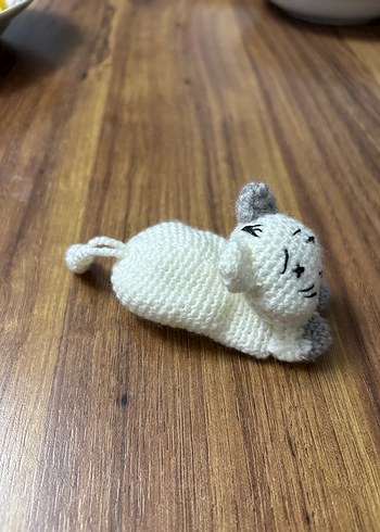 El Örgüsü Beyaz Gri Kedi Figürü anahtarlık - Görsel 2