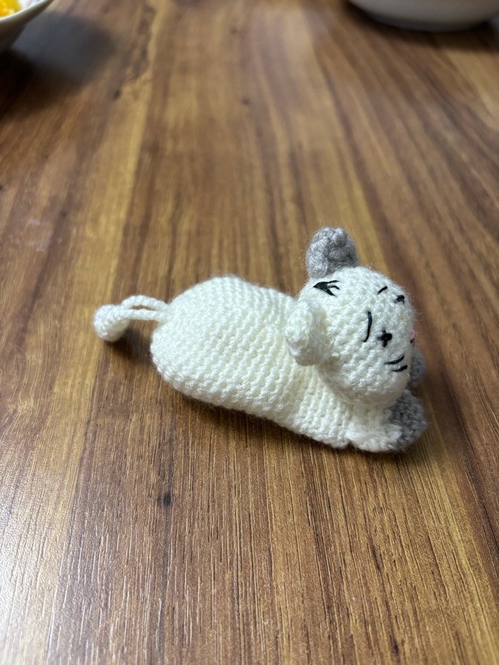 El Örgüsü Beyaz Gri Kedi Figürü anahtarlık - Görsel 2