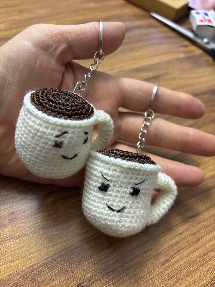 Örgü Beyaz Kupa Anahtarlık - Görsel 2