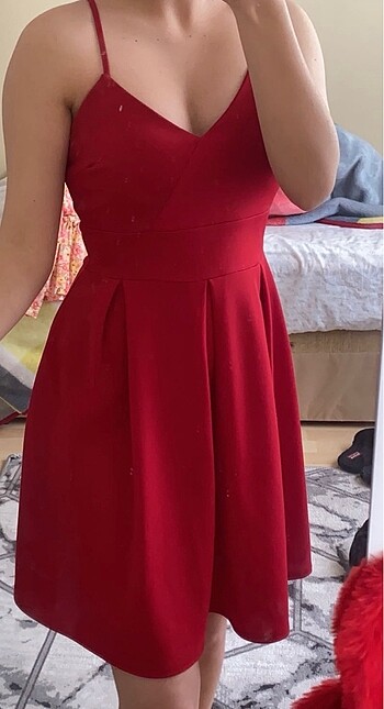 kırmızı askılı elbise