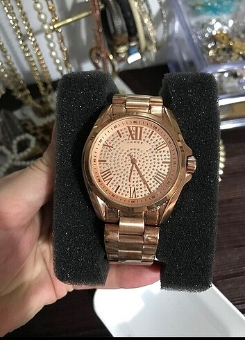 Zara Rose saat