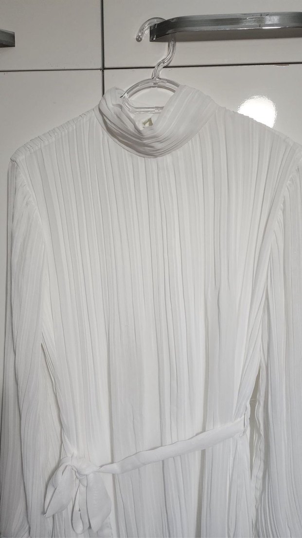 Beyaz Piliseli Tesettür Elbise Yüksek Yaka - Görsel 3