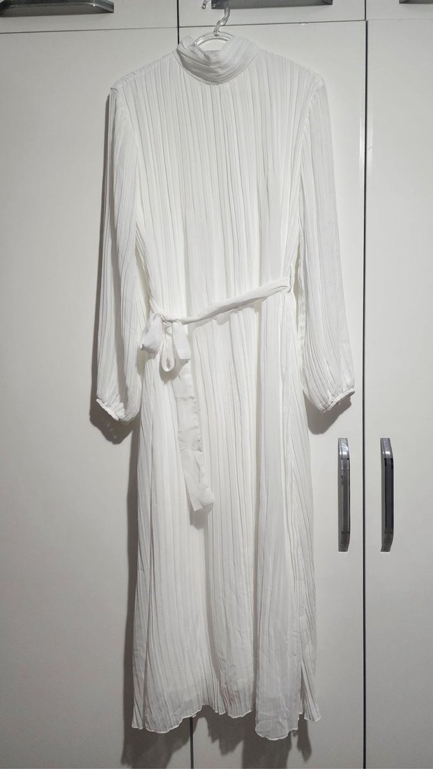 Beyaz Piliseli Tesettür Elbise Yüksek Yaka - Görsel 2