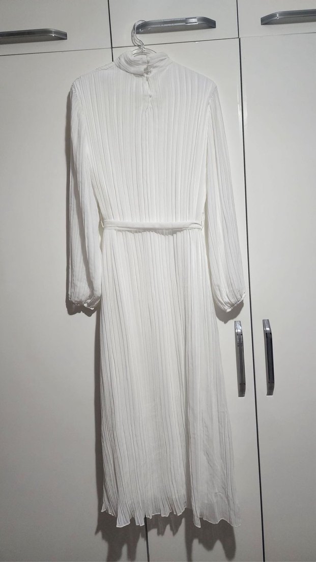 Beyaz Piliseli Tesettür Elbise Yüksek Yaka - Görsel 4