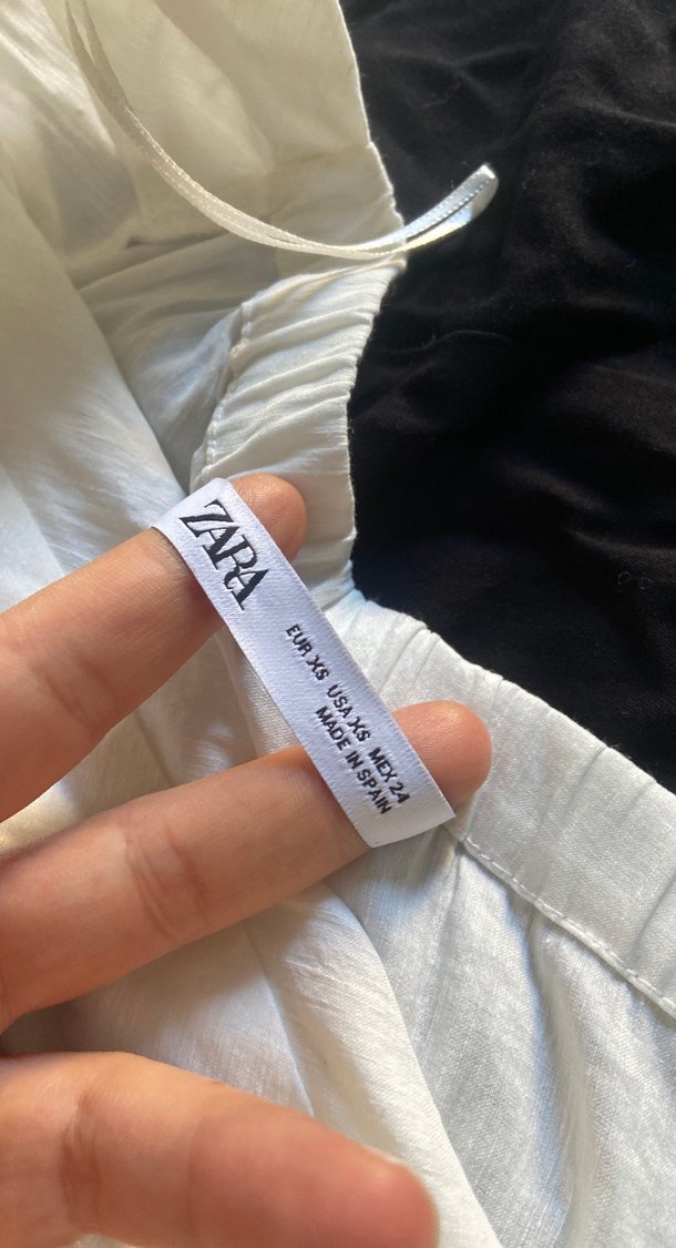 Düğmeli, askısız beyaz keten bluz - Görsel 3