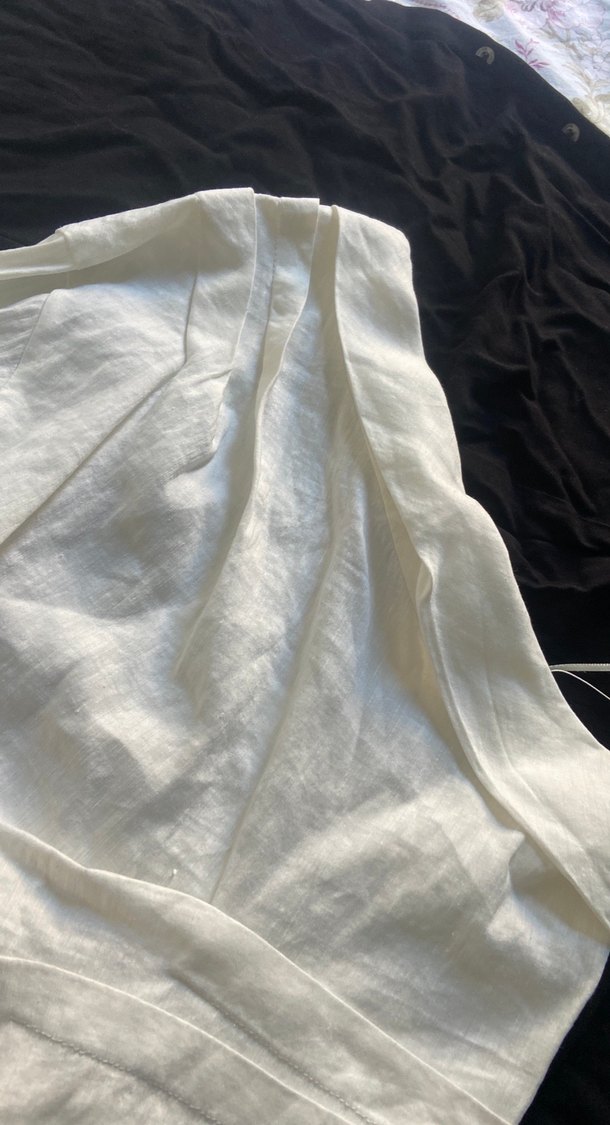 Düğmeli, askısız beyaz keten bluz - Görsel 4