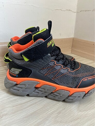 27 Beden Skechers erkek çocuk bot