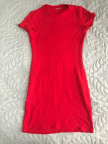 Kırmızı bedeni saran elbise