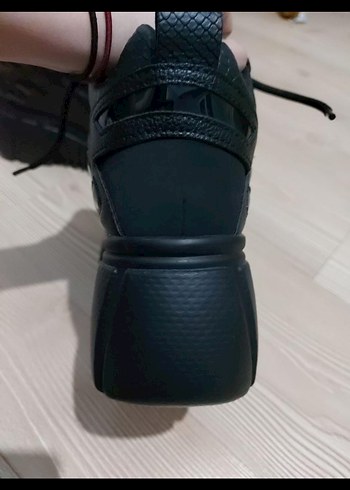 Bershka BERSHKA Siyah Gotik Kadın Dolgu Topuklu Spor Ayakkabı