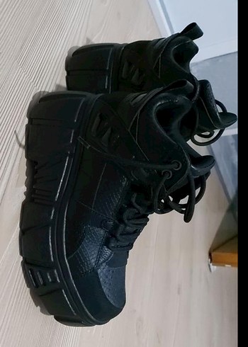 BERSHKA Siyah Gotik Kadın Dolgu Topuklu Spor Ayakkabı