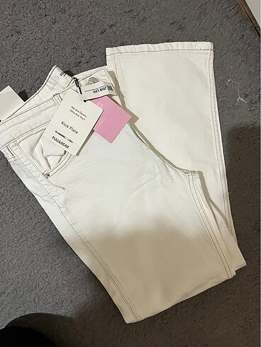 Pull and Bear Pull and bear kick flare etiketli crop jean