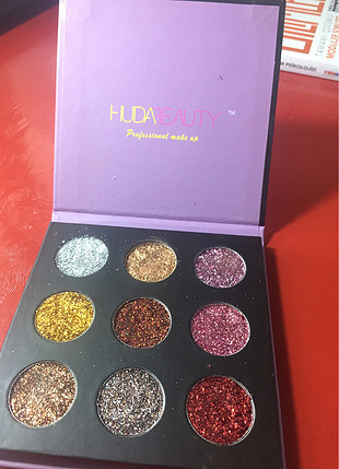 Huda Beauty Palet çok renkli