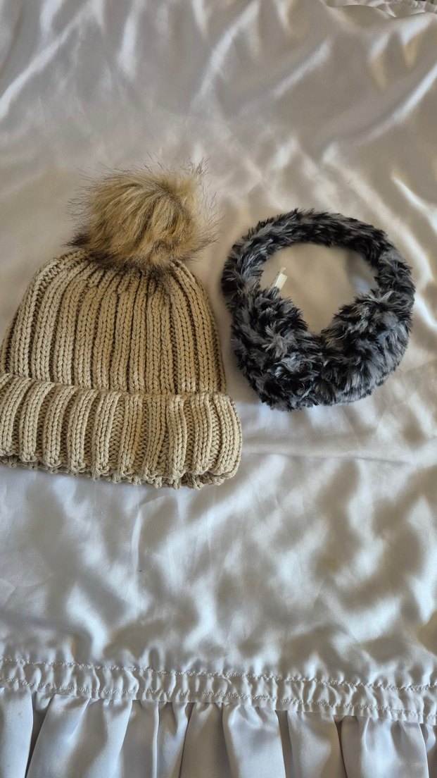 Bej Örgü Kadın Bere ve Gri Peluş Kulaklık 2li fiyattır. - Görsel 3