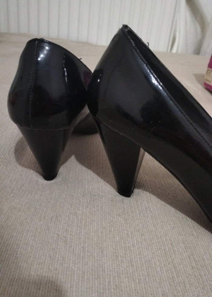 Siyah fiyonklu topuklu ayakkabi - Görsel 2