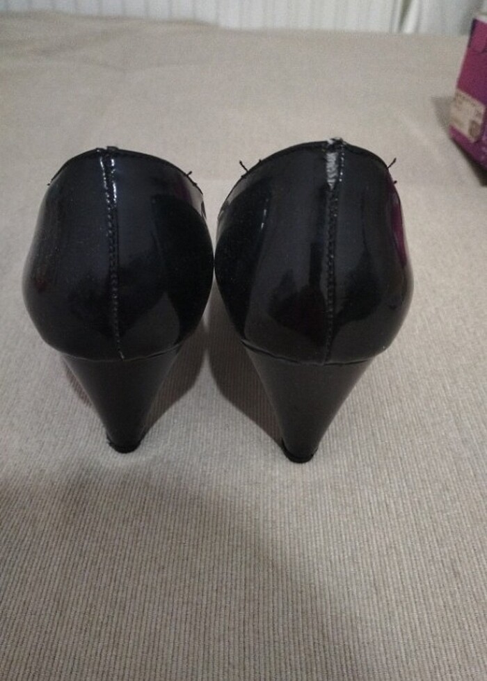 Siyah fiyonklu topuklu ayakkabi - Görsel 3