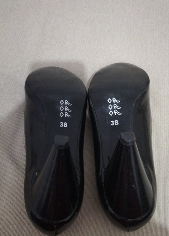 Siyah fiyonklu topuklu ayakkabi - Görsel 4