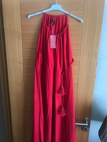 Kırmızı saten uzun elbise