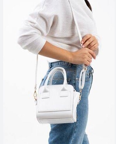 Bershka Minimal şıklık bu çanta da