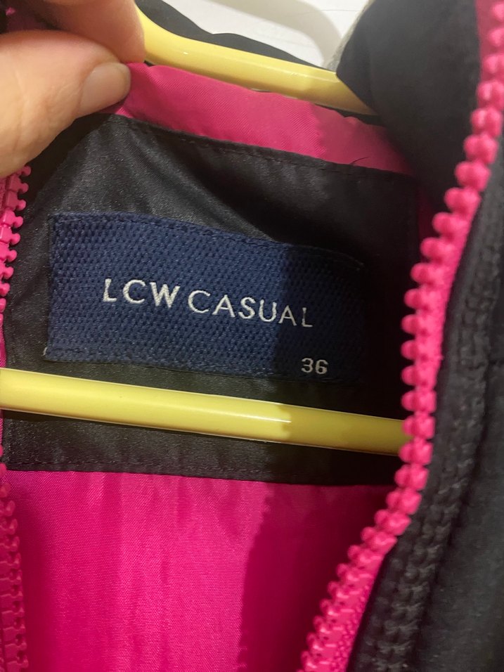 Fermuarlı Siyah Kapüşonlu Kadın Yelek - Görsel 2