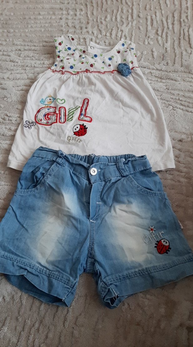 Nakışlı Beyaz Tişört ve Düğmeli Kot Şort - Görsel 2