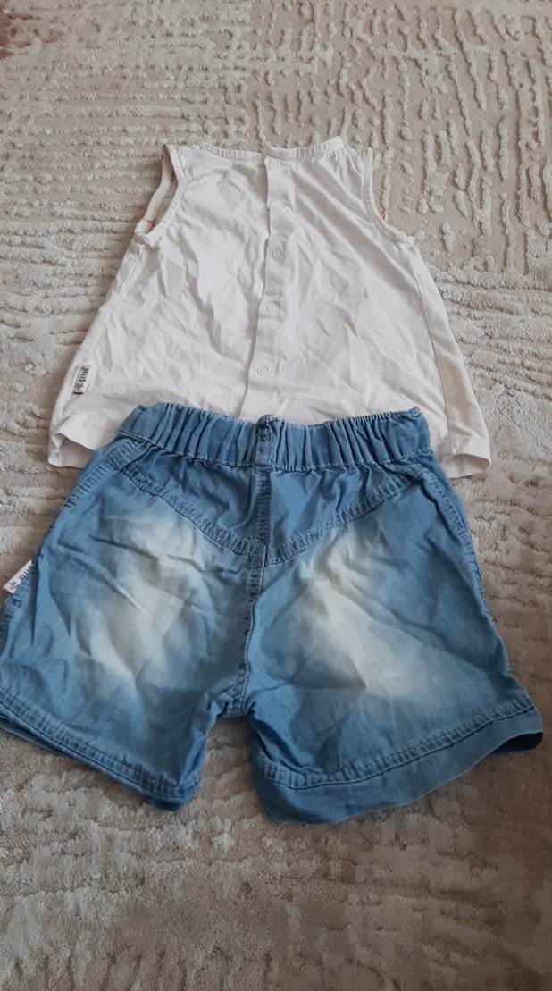 Nakışlı Beyaz Tişört ve Düğmeli Kot Şort - Görsel 3