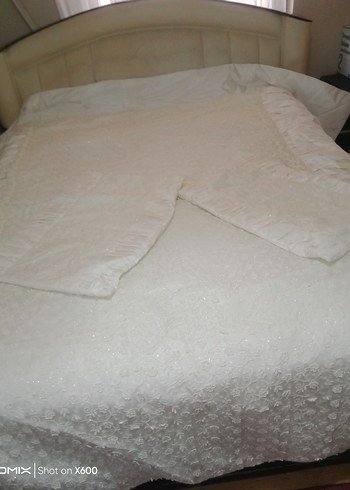 İşlemeli Beyaz  ekru Parlak Yatak Örtüsü - Görsel 3