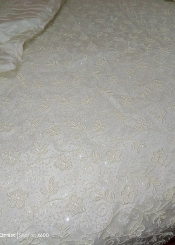 İşlemeli Beyaz  ekru Parlak Yatak Örtüsü - Görsel 4