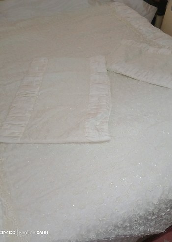İşlemeli Beyaz  ekru Parlak Yatak Örtüsü - Görsel 2