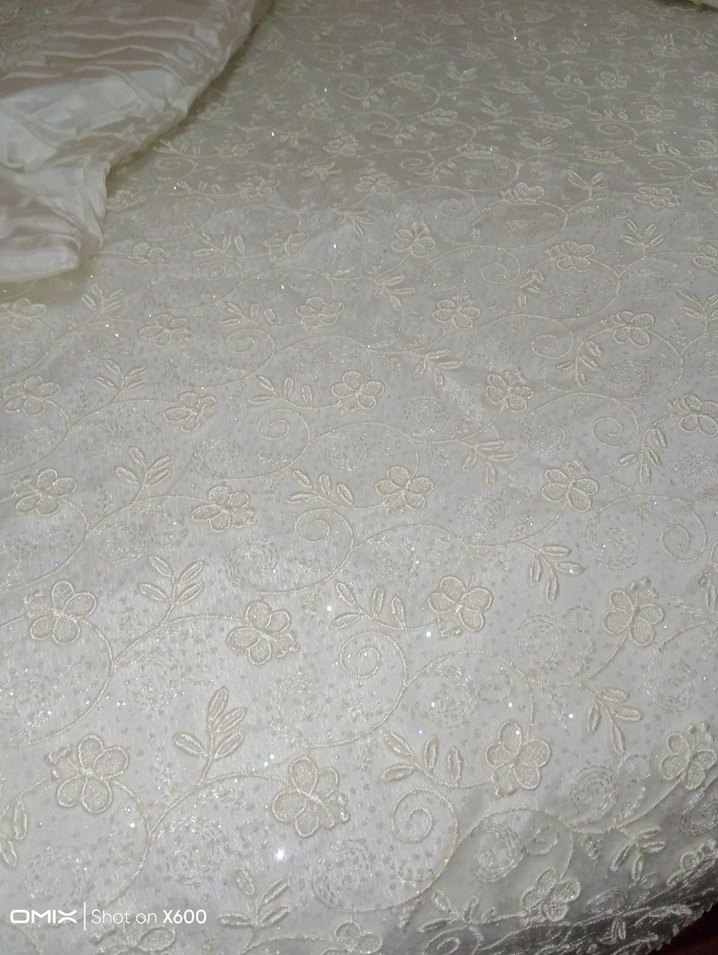 İşlemeli Beyaz  ekru Parlak Yatak Örtüsü - Görsel 4