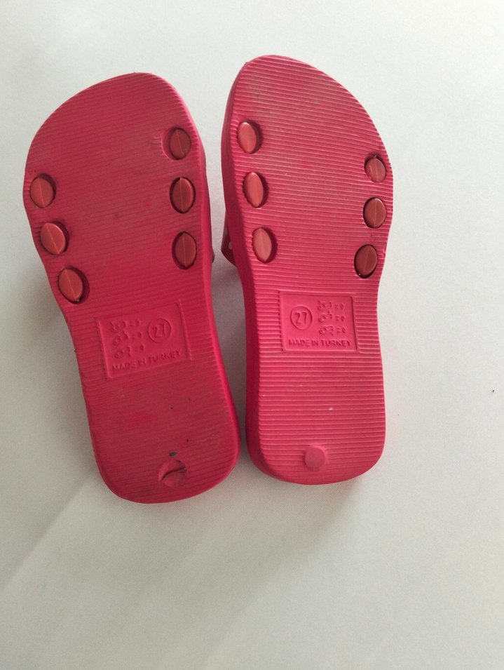 Kız Çocuk Kırmızı Tokalı Terlik - Görsel 2