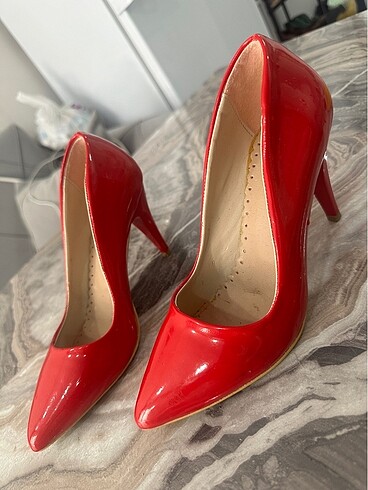 Kırmızı rugan stiletto