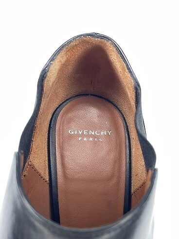 37 Beden siyah Renk GIVENCHY Bot %70 İndirimli.