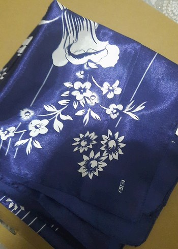 Kadın Lacivert Çiçek Desenli İpek Eşarp - Görsel 9