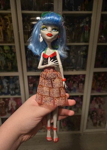 Monster High ghoulia gloom beach monster high