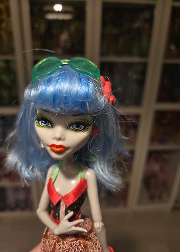 ghoulia gloom beach monster high