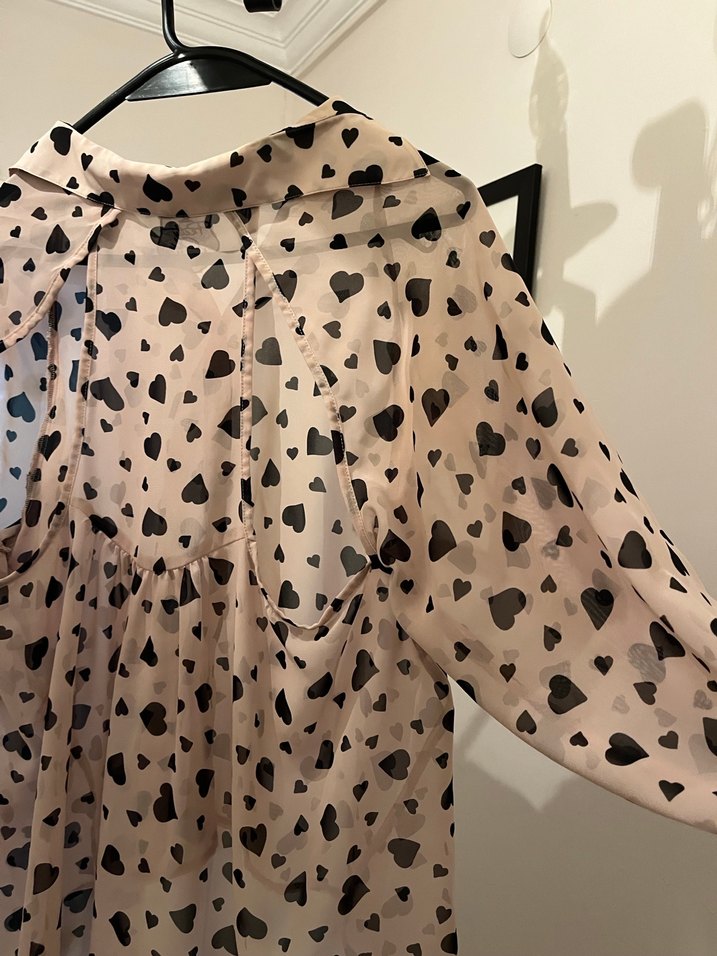 Bej Desenli V Yakalı Kadın Gömlek - Görsel 2