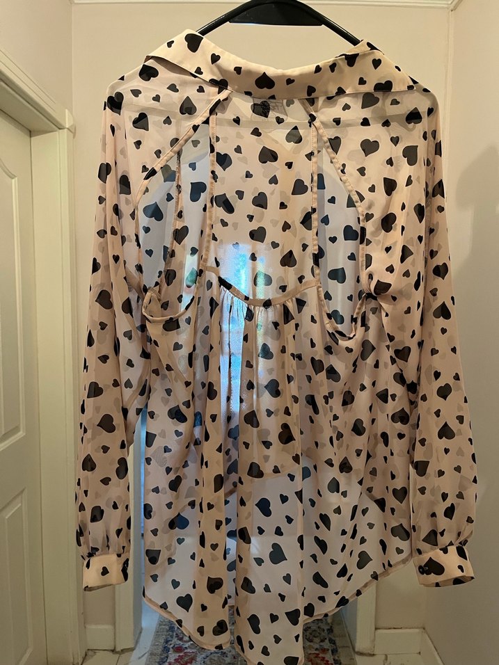 Bej Desenli V Yakalı Kadın Gömlek - Görsel 3