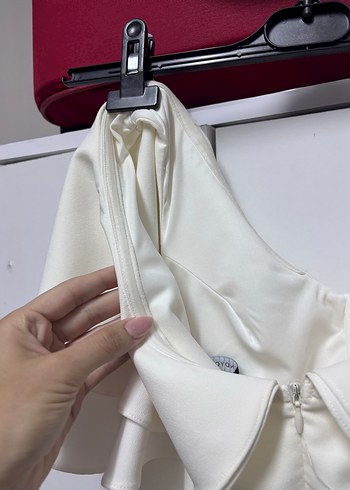 Beyaz Mini V Yaka Volanlı Kısa Abiye Elbise - Görsel 5