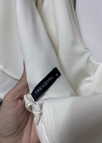 Beyaz Mini V Yaka Volanlı Kısa Abiye Elbise - Görsel 6