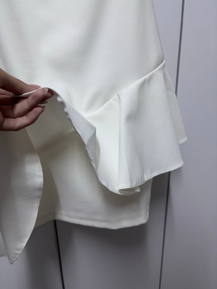 Beyaz Mini V Yaka Volanlı Kısa Abiye Elbise - Görsel 3