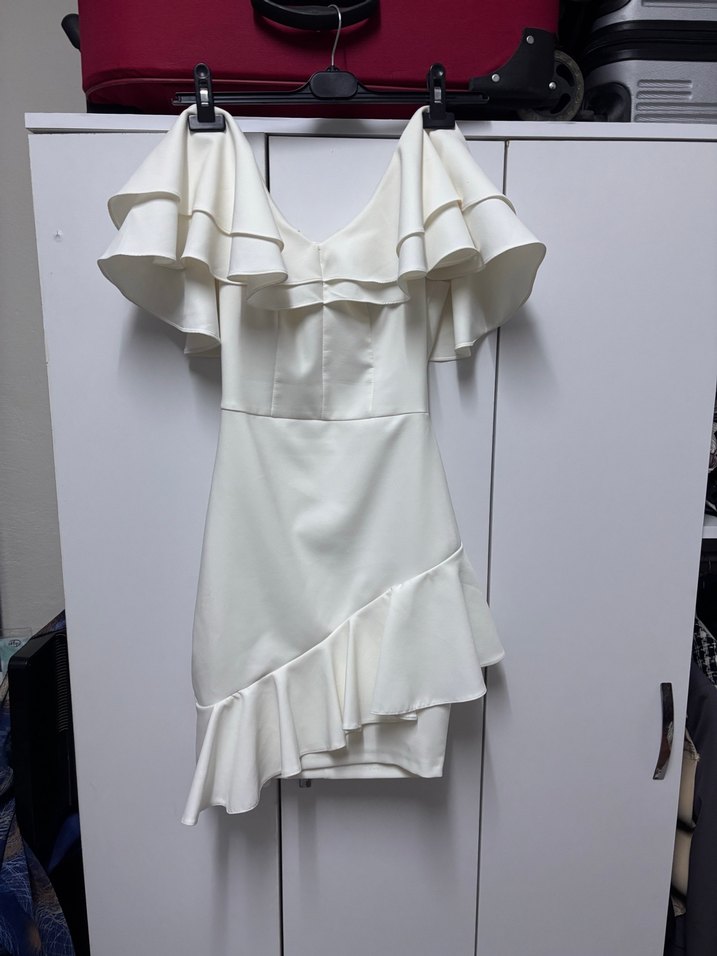 Beyaz Mini V Yaka Volanlı Kısa Abiye Elbise - Görsel 2
