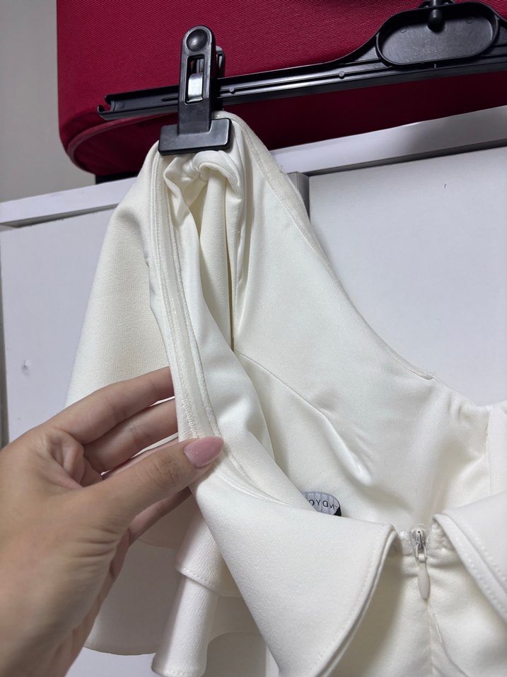 Beyaz Mini V Yaka Volanlı Kısa Abiye Elbise - Görsel 5