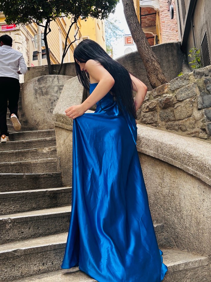 Uzun Parlak Mavi Straplez Gotik Kadın Elbise - Görsel 3