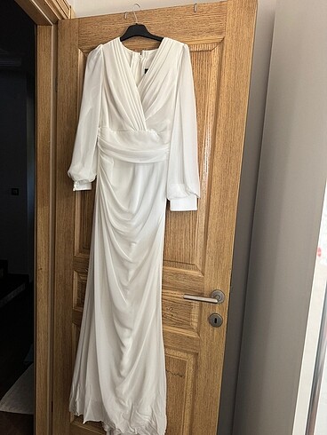 Roman Marka Söz, Nişan, nikah elbisesi