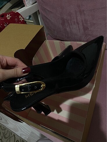 Siyah topuklu ayakkabı stiletto