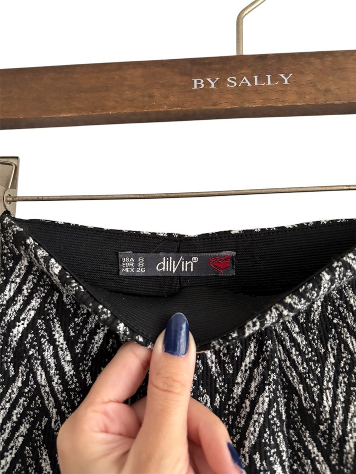 Dilvin Siyah Beyaz Desenli Mini Etek - Görsel 4