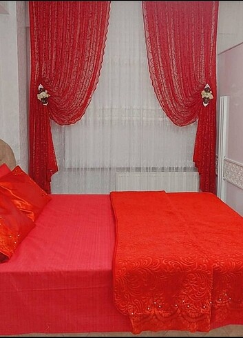 Kırmızı yatak örtüsü battaniye