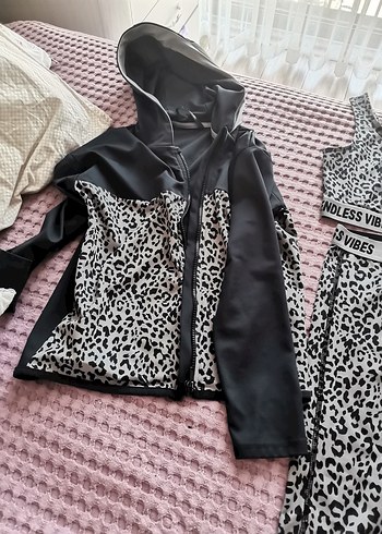 8 Yaş Beden Gri Leopar Desenli Kız Atlet tayt ve kapüşonlu hırka 3lü Vibes